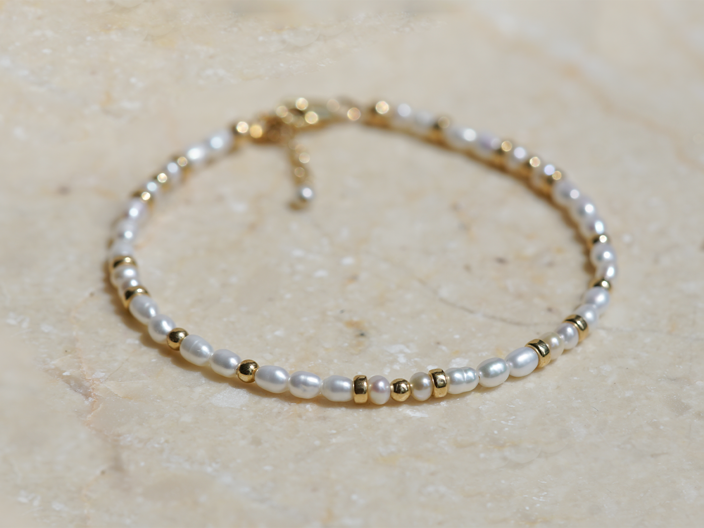 Maeve - Dainty Freshwater Pearl Bracelet with Gold Beads